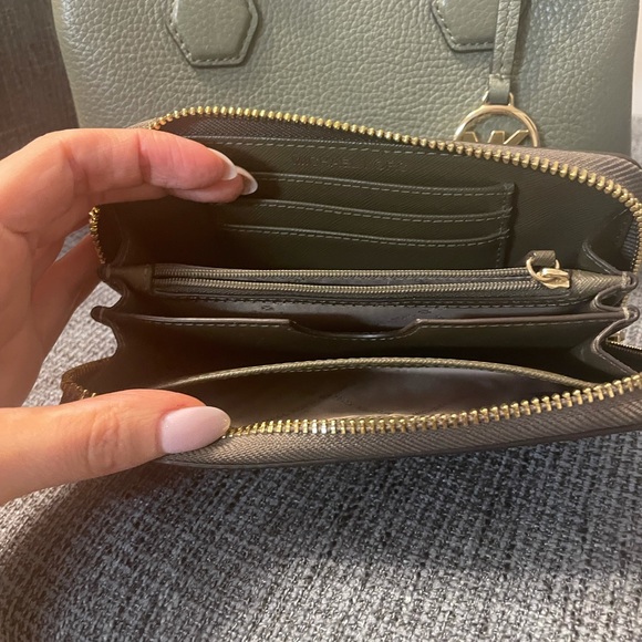 Olive green Michael kors bag! Perfect for spring! - Picture 13 of 14